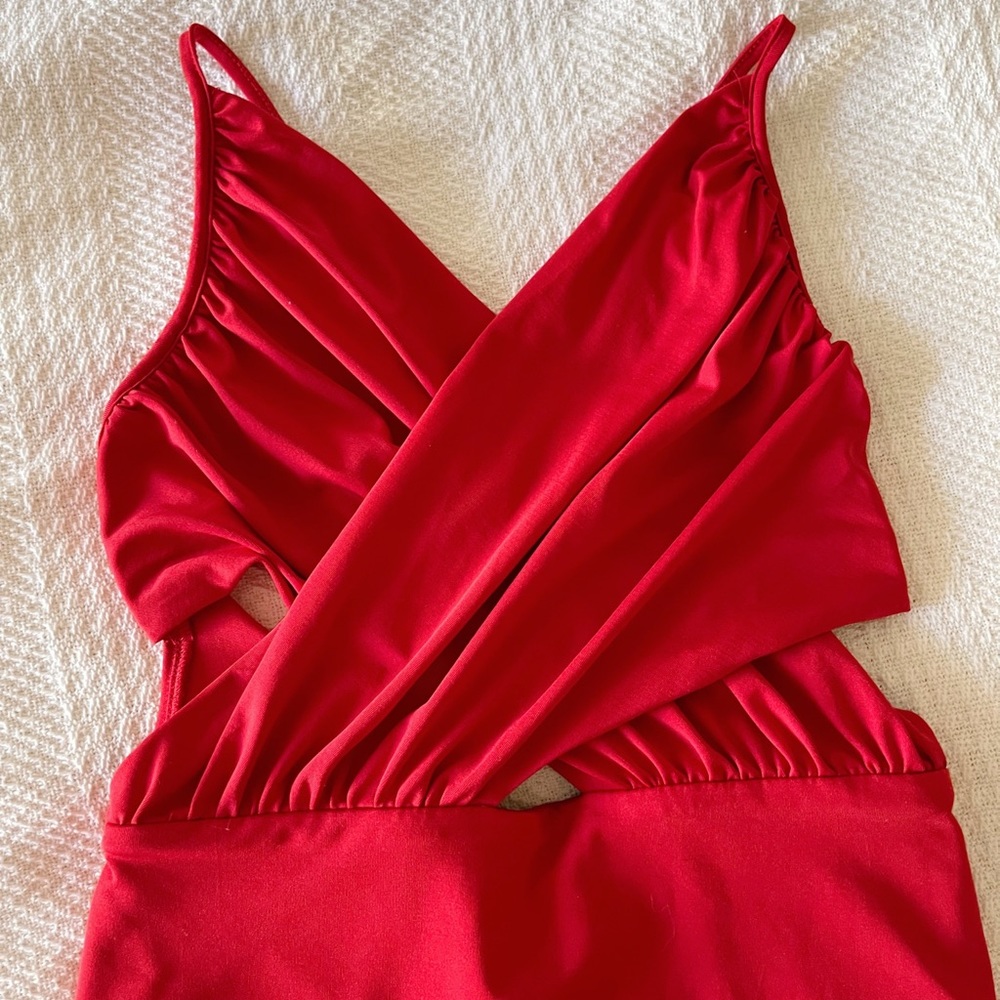 Hello Molly Red Backless Mini Dress

Preloved red show stopper dress. Worn once